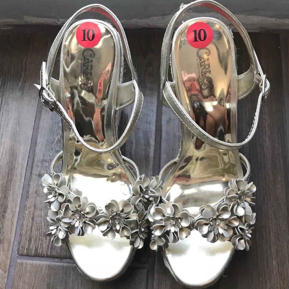 NWT Carlos gold wedges floral embellished size 10